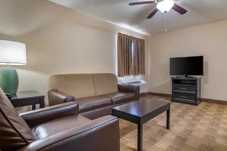 2 Bedroom Suite - 1 King and 1 Queen Bed