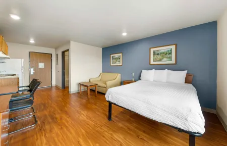 Deluxe Studio - 1 Queen Bed