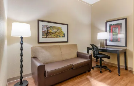 Deluxe Studio - 1 Full Bed