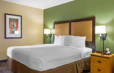 Deluxe Studio - 1 King Bed