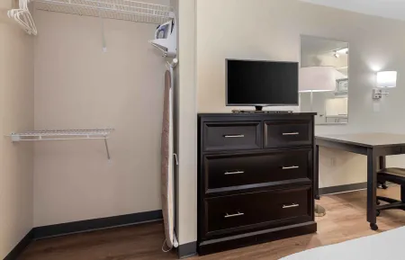 Deluxe Studio - 1 Queen Bed