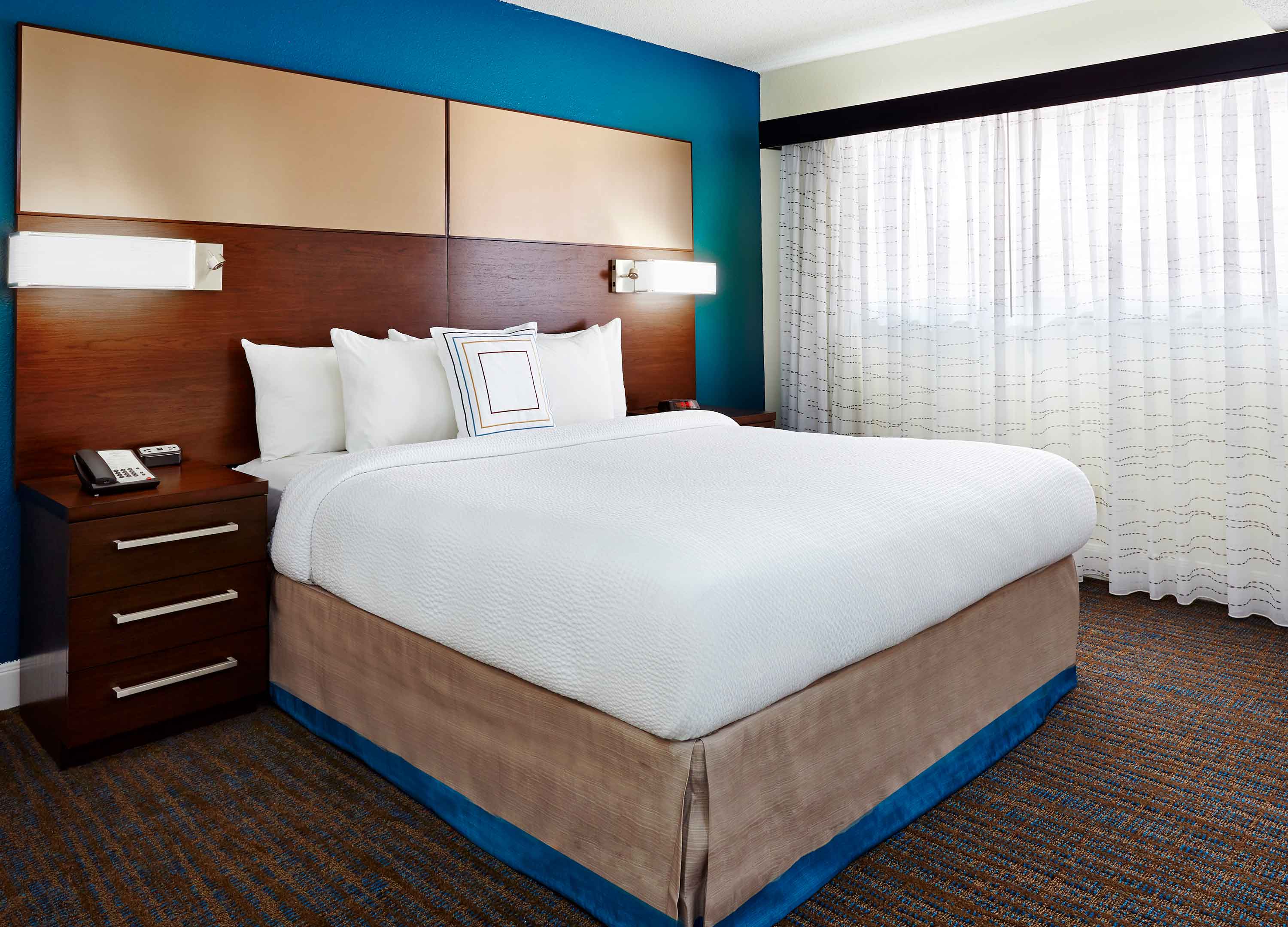 Deluxe Studio - 1 King Bed