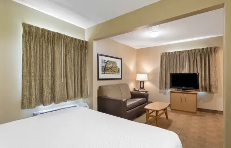 Deluxe Studio - 1 Queen Bed
