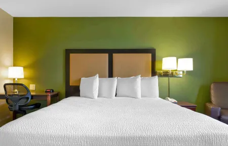 Deluxe Studio - 1 King Bed
