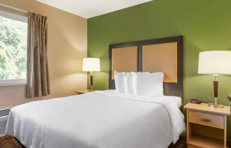 1 Bedroom Suite - 1 Queen Bed